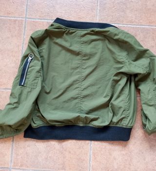 Chaqueta cortavientos Bershka verde