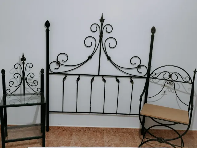 Mueble de forja y madera