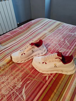 On Running Cloud | Zapatillas Blancas y Rojas