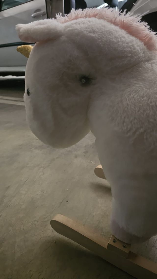 Caballito balancín unicornio peluche