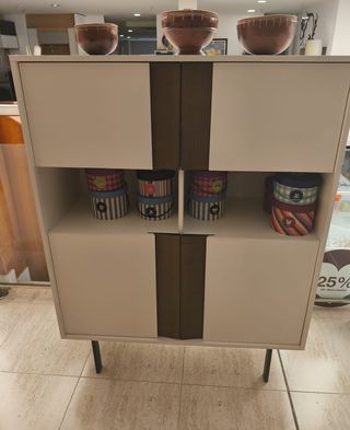 Aparador blanco con detalles madera