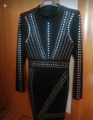 Vestido negro con tachuelas plateadas