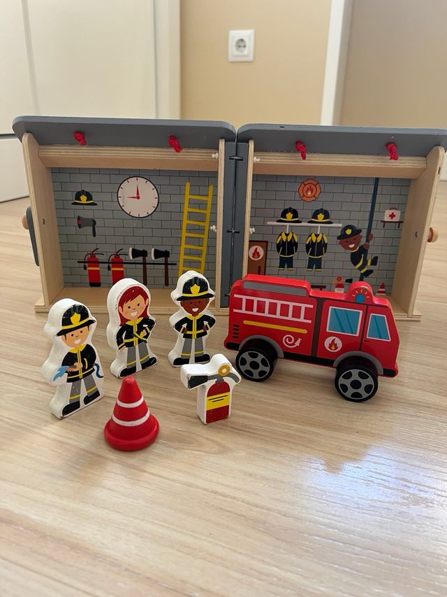 Parque de Bomberos de Madera con Camión