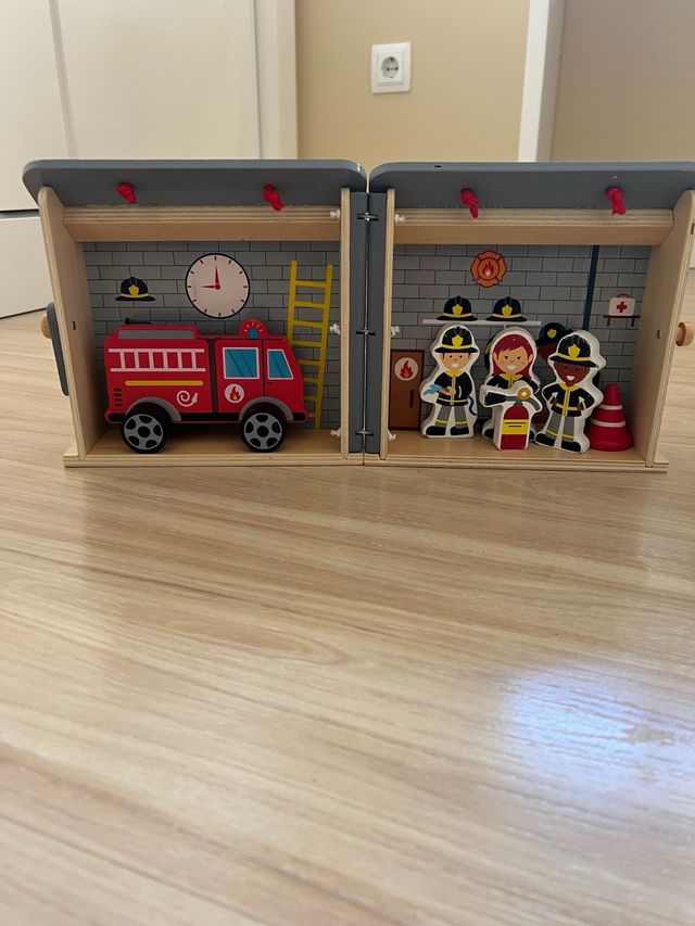 Parque de Bomberos de Madera con Camión