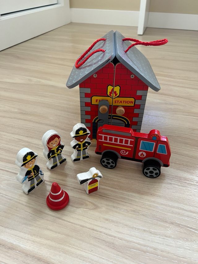 Parque de Bomberos de Madera con Camión