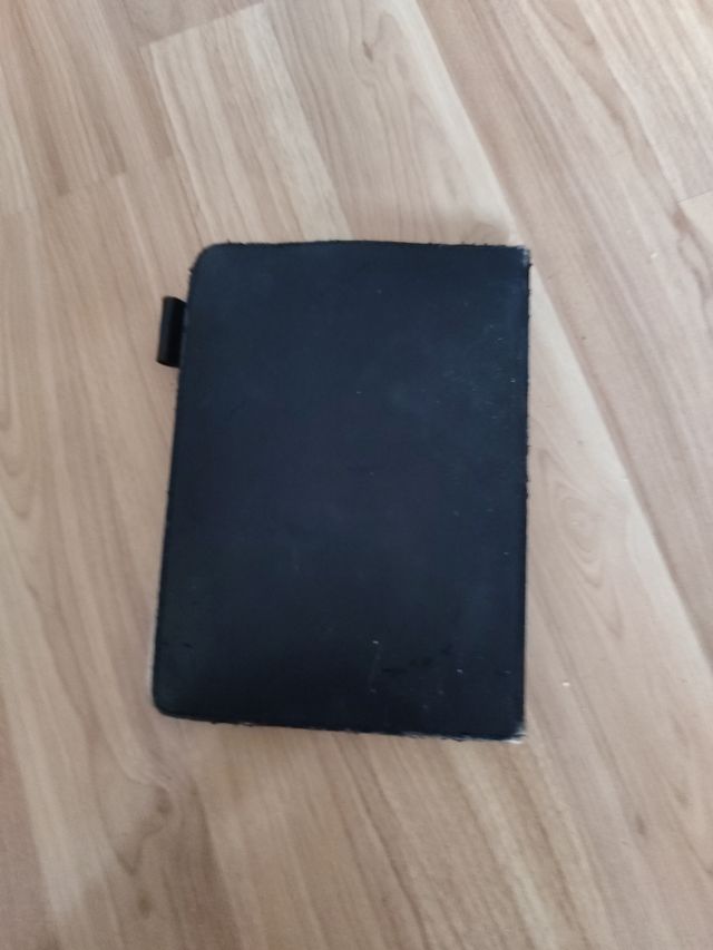 Kindle D01100 Gris con funda negra y cargador 

