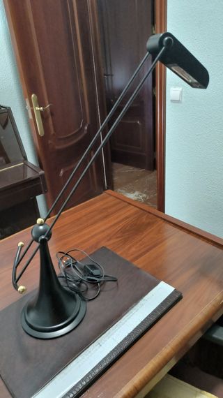 Flexo de escritorio negro y dorado