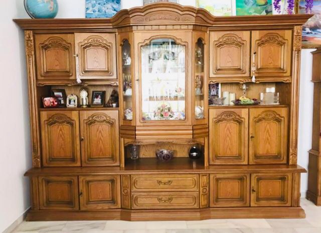 Aparador  con  vitrina de roble natural