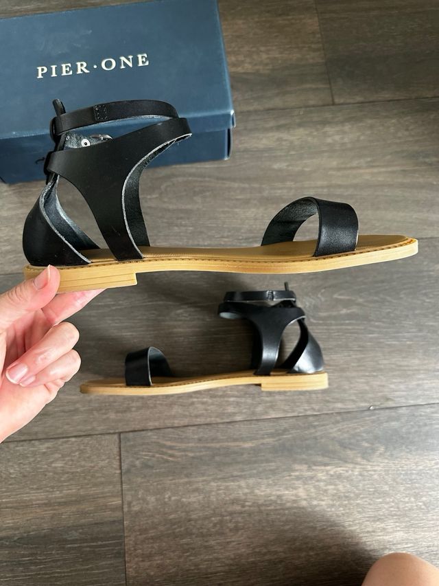 Sandalias de piel negras y beige