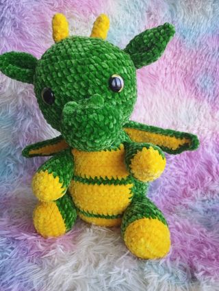 Dragón de crochet verde y amarillo