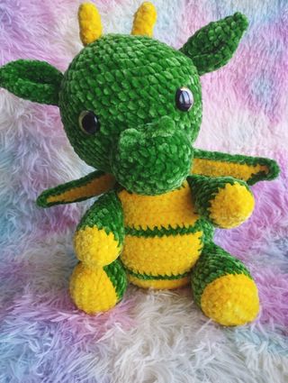 Dragón de crochet verde y amarillo