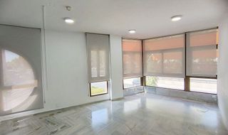 Oficina en alquiler en La Buhaira en Sevilla