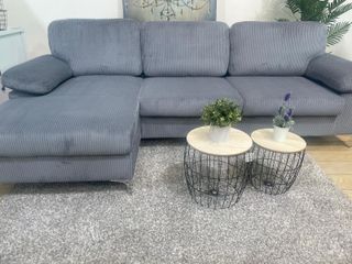 Sofá chaise longue gris nuevo con patas metálicas