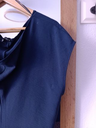 Vestido Zara azul marino liso.