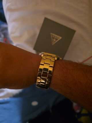 Reloj Guess Dorado y Negro