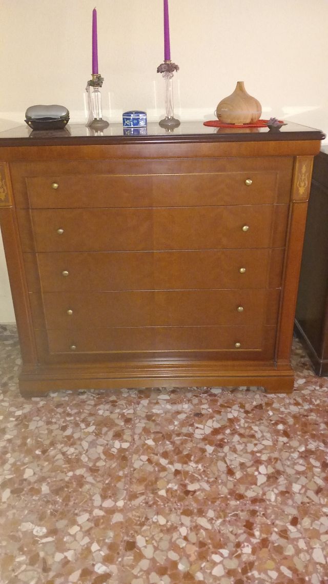 Cómoda de madera con 5 cajones y marqueteria