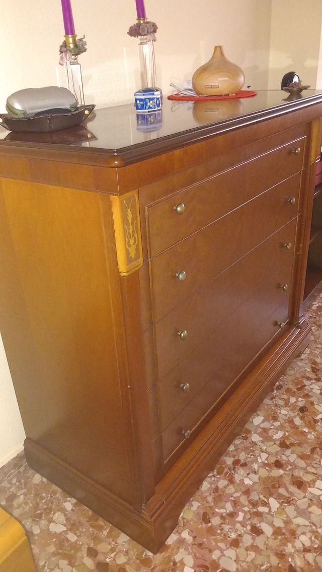 Cómoda de madera con 5 cajones y marqueteria