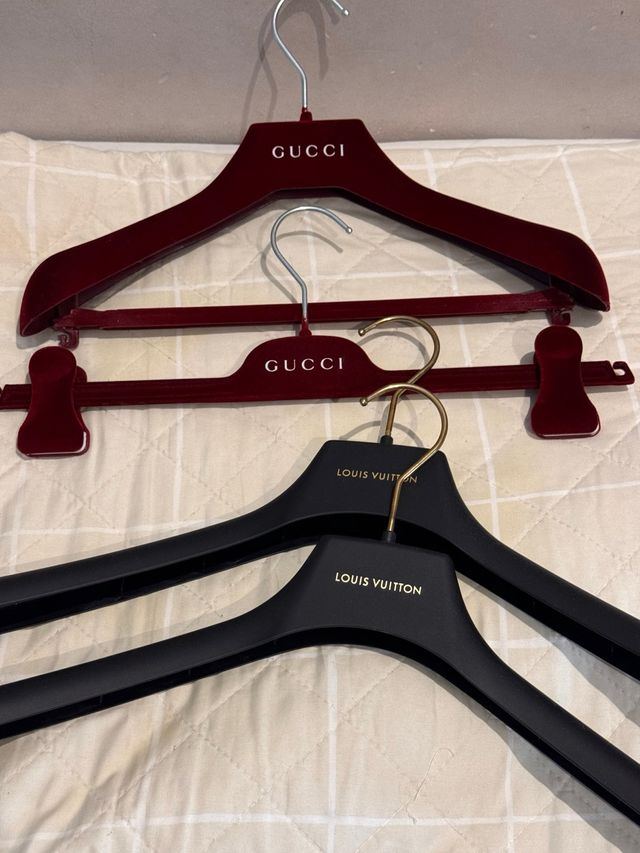 4 cabides Gucci e Louis Vuitton