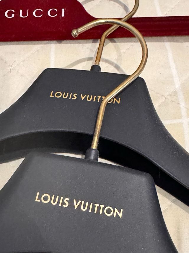 4 cabides Gucci e Louis Vuitton