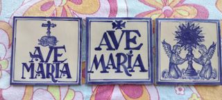 Lote de tres azulejos esmaltados