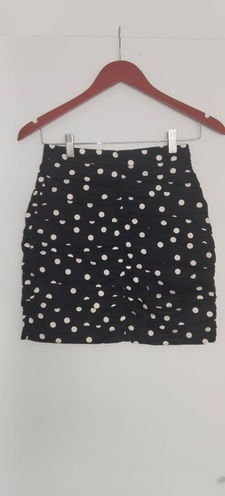 Falda Stradivarius lunares fruncida XS