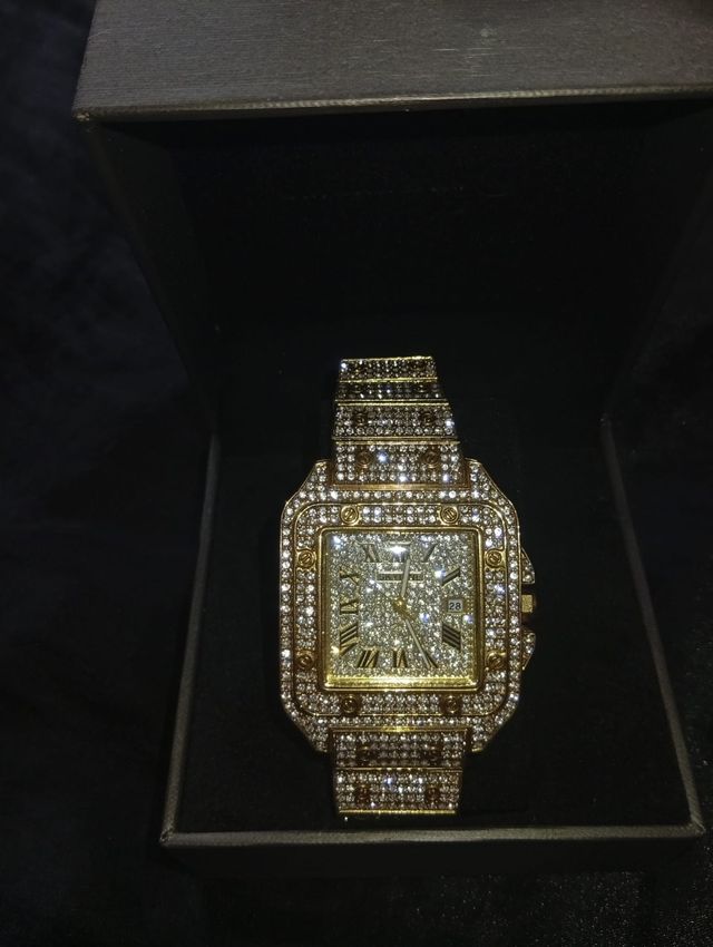Reloj de Lujo Dorado con Diamantes