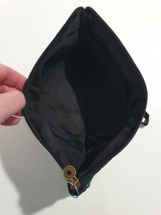 Bolso neceser de mano negro bordado