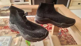 Zapatos negros con pedrería