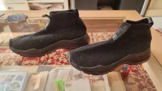 Zapatos negros con pedrería