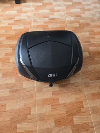 Baúl Givi V47 con soporte 
