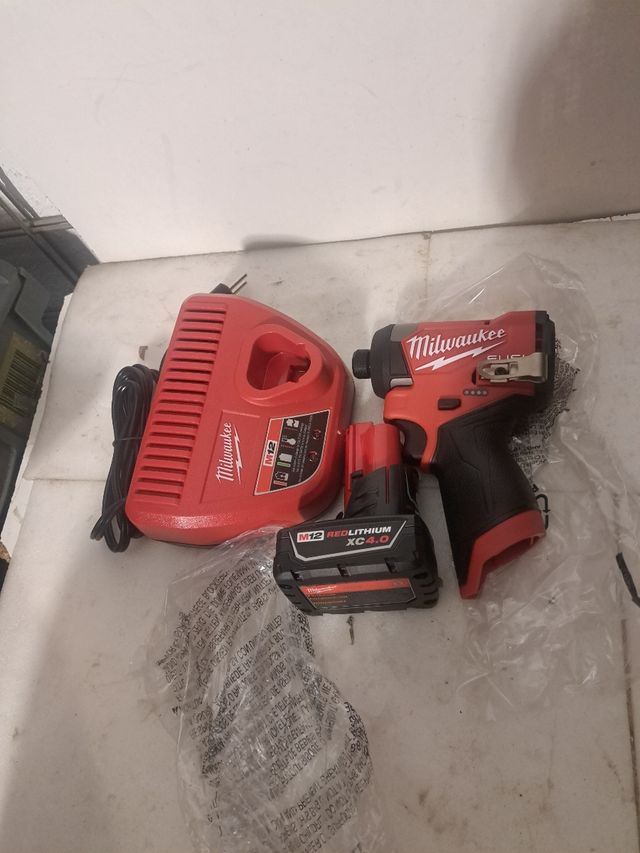Milwaukee M12 Atornillador de Impacto Fuel