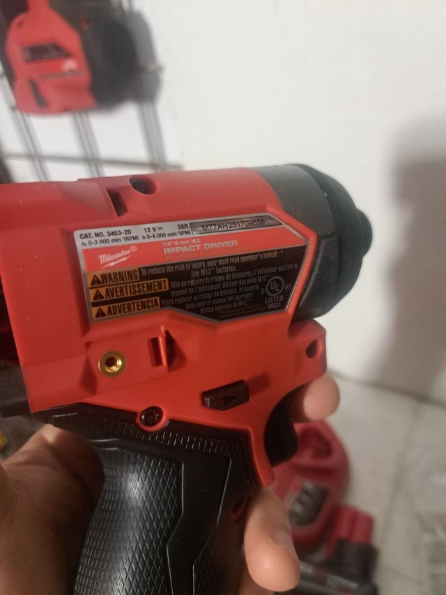Milwaukee M12 Atornillador de Impacto Fuel