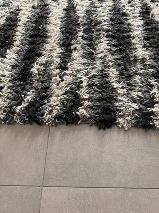 Alfombra pelo largo gris y negro