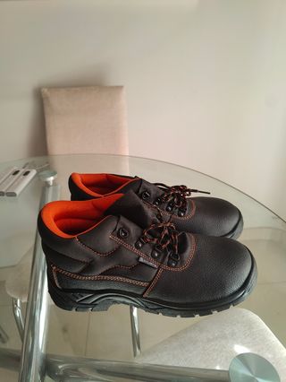 Zapatos de trabajo BlackLeather Talla 45. Nuevos.