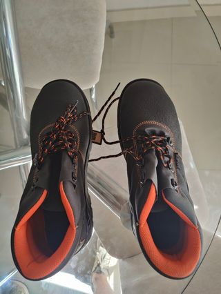 Zapatos de trabajo BlackLeather Talla 45. Nuevos.