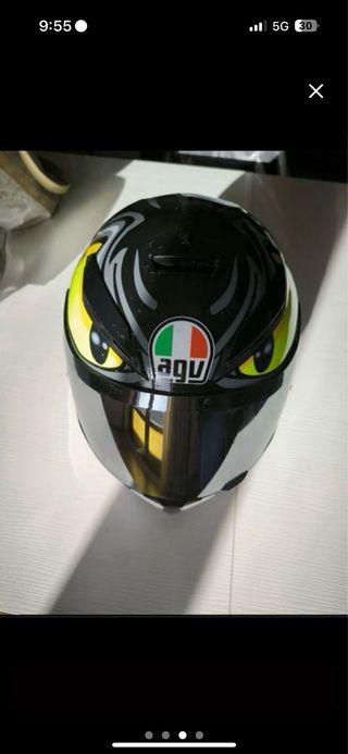 Casco de moto AGV diseño ojo de gato