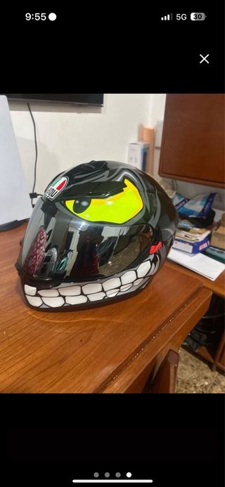 Casco de moto AGV diseño ojo de gato