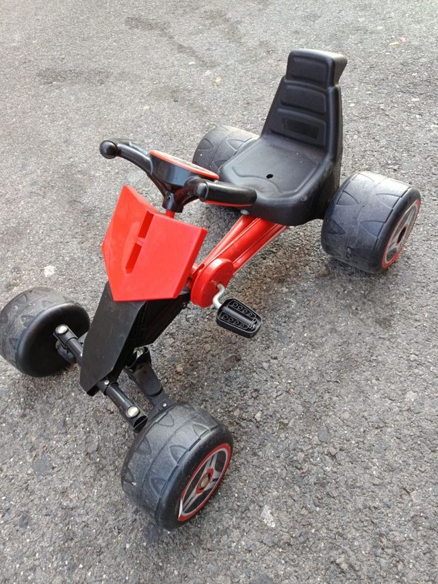 Kart a pedales rojo y negro ES PARA REPARAR 