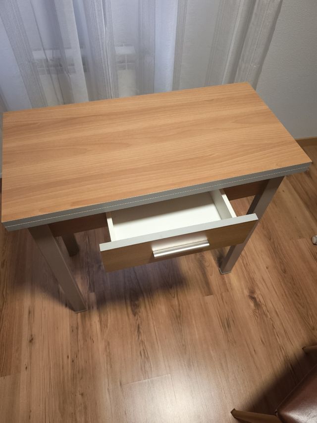 Mesa de madera y metal con cajón.