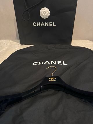 Portatraje Chanel con percha y bolsa