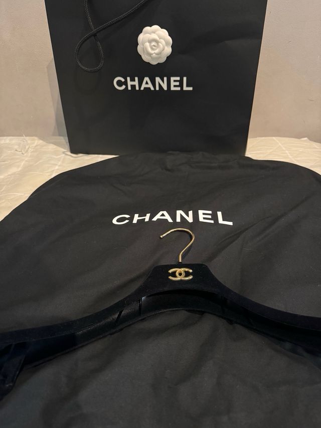 Bolsa de roupa Chanel com cabide e bolsa
