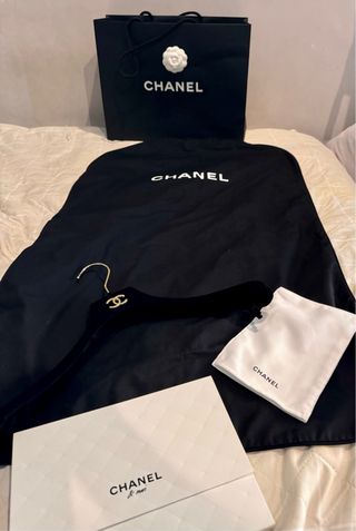 Portatraje Chanel con percha y bolsa