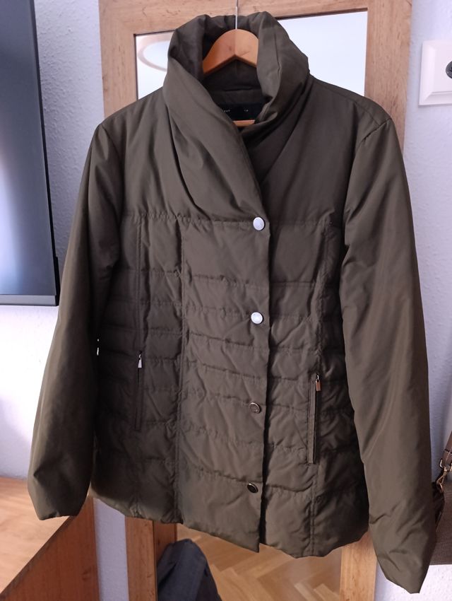 Chaqueta acolchada Zara verde oliva.