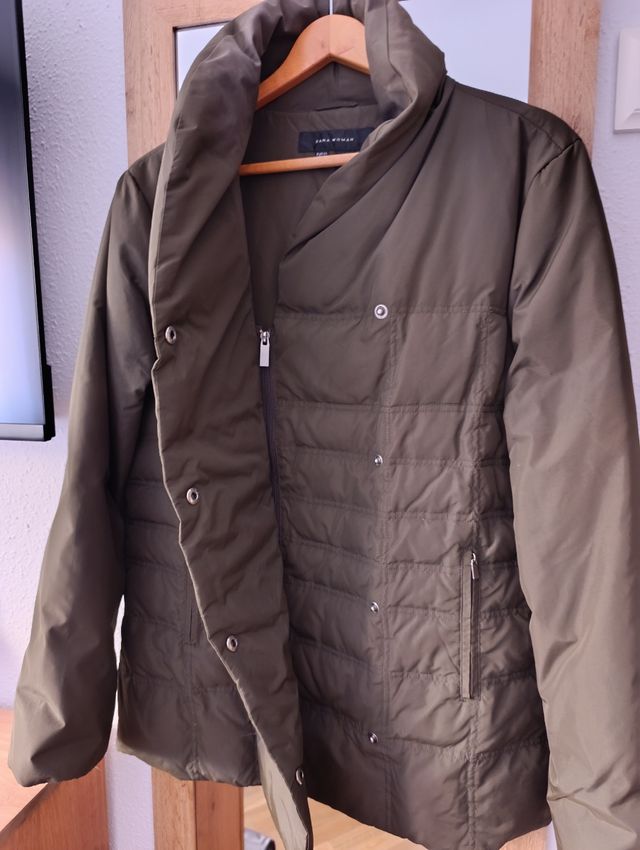 Chaqueta acolchada Zara verde oliva.