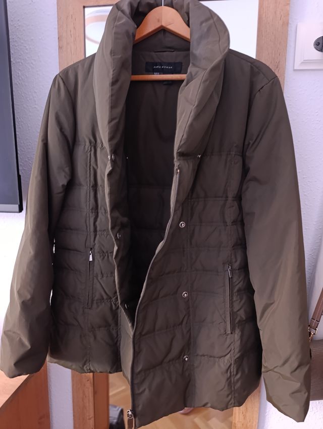Chaqueta acolchada Zara verde oliva.