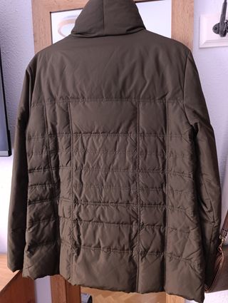 Chaqueta acolchada Zara verde oliva.