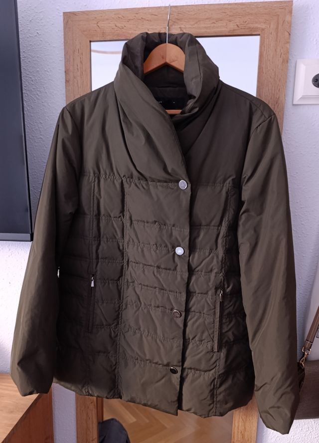 Chaqueta acolchada Zara verde oliva.