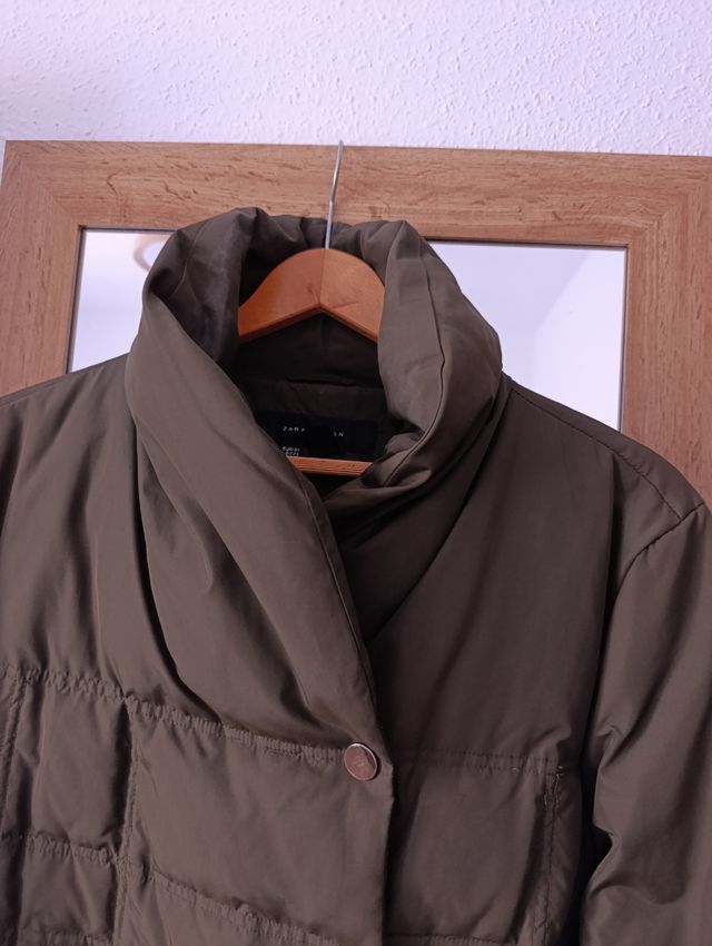 Chaqueta acolchada Zara verde oliva.