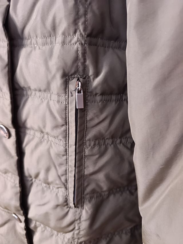 Chaqueta acolchada Zara verde oliva.