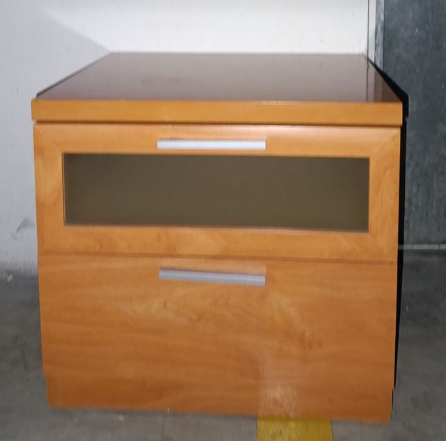 Mesita de noche de madera y cristal